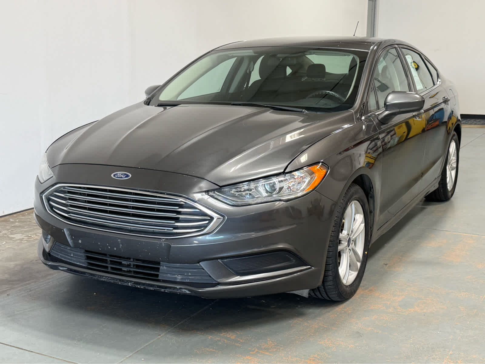 2018 Ford Fusion SE in Gry/Gray — front three-quarter view